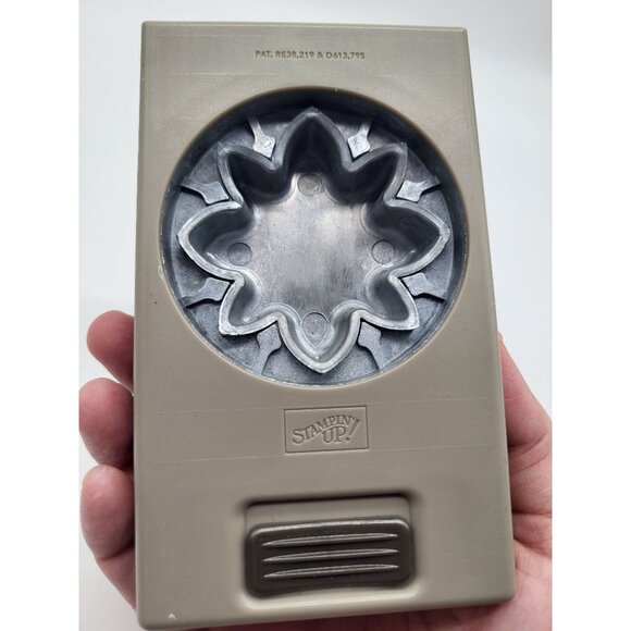 Stampin' Up! Retired Flower Medallion Punch Locking Back Craft Scrapbooking Card - Picture 5 of 5